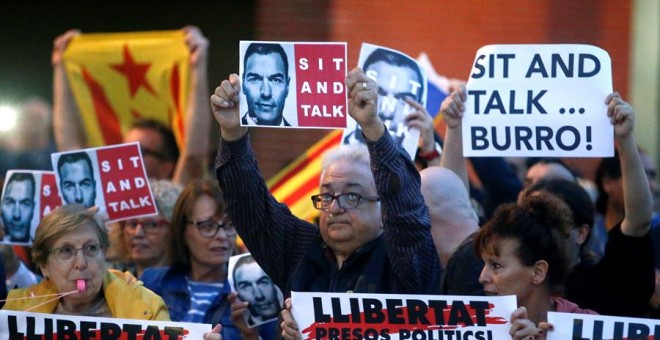 Imatge de la convocatòria del CDR a Viladecans en protesta per la visita de Pedro Sánchez. EFE / QUIQUE GARCÍA