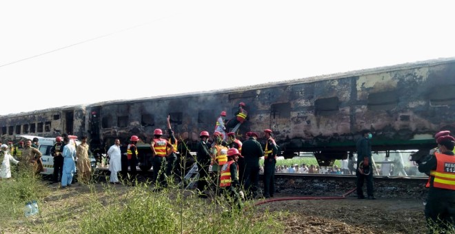 31/10/2019.- Los equipos de rescate trasladan los cuerpos de las víctimas después de que un incendio envolvió un tren de pasajeros cerca de Rahim Yar Khan, Pakistán. EFE / EPA / STRINGER