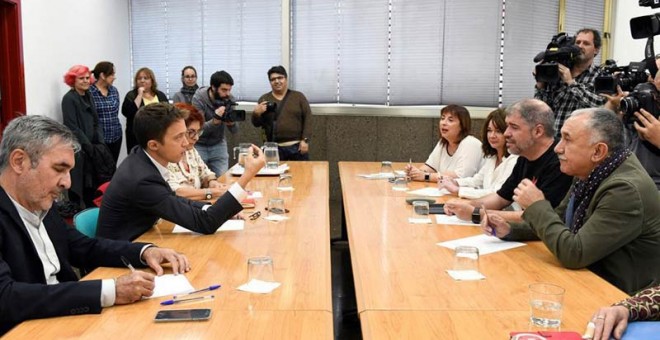 Errejón, a la izquierda, durante su reunión con Pepe Álvarez y Unai Sordo. (VÍCTOR LERENA | EFE)