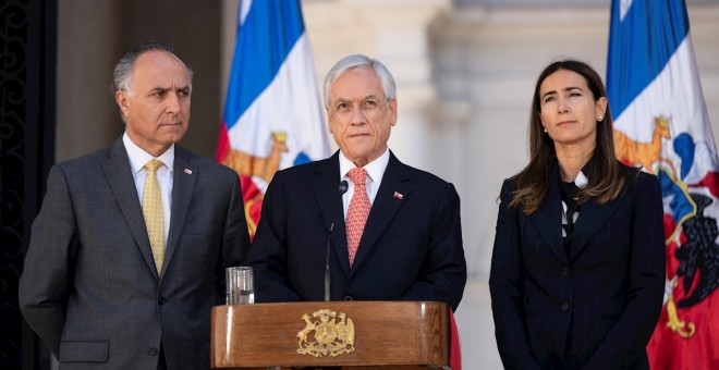 El presidente de Chile, Sebastián Piñera, en el centro de la imagen, junto a la ministra de Medio Ambiente, Carolina Schmidt, y el ministro de Exteriores, Teodoro Ribera. - EFE