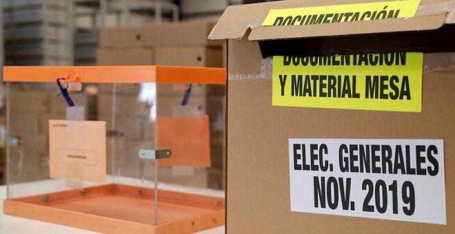31/10/2019.- Vista del material apilado y preparado para las elecciones generales del próximo 10 de noviembre en un centro logístico de Alcalá de Henares. / EFE - CHEMA MOYA