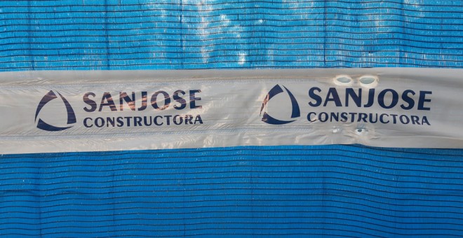 El logo de la constructora San José en una obra en Madrid. PÚBLICO