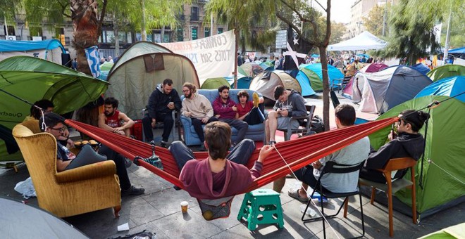 Unos 150 universitarios continúan acampados en la plaza de la Universidad de Barcelona.- EFE