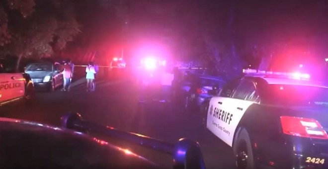 01/11/2019 Policías frente a una casa donde se produjo un tiroteo en una fiesta de Halloween en California. / CAPTURA - YOUTUBE