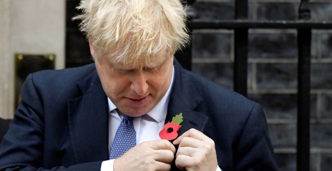 Boris Johnson, con la amapola roja en Londres hace unos días. REUTERS/Toby Melville