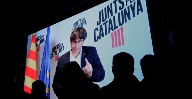 Carles Puigdemont intervé per videoconferència en un acte de JxCat al costat de la presó de Lledoners, EFE / Susanna Sáez