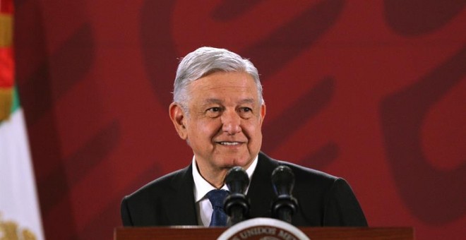 01/11/2019.- El presidente de México, Andrés Manuel López Obrador, sonríe este viernes durante su conferencia de prensa matutina, en Palacio Nacional, en Ciudad de México (México). El mandatario justificó este viernes haber revelado el nombre del coordina