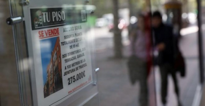 Un cartel de 'se vende' en el escaparate la ventana de una agencia inmobiliaria en Madrid. REUTERS/Susana Vera