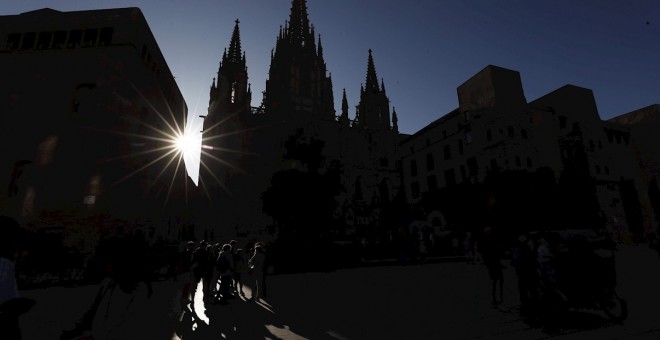 Un grupo de turistas atraviesa la Plaza de la Catedral de Barcelona. EFE/ Jesús Diges