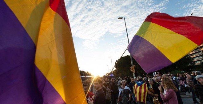 A la protesta contra Felip VI s'hi veien moltes estelades, però també banderes republicanes espanyoles. EFE / ENRIC FONTCUBERTA