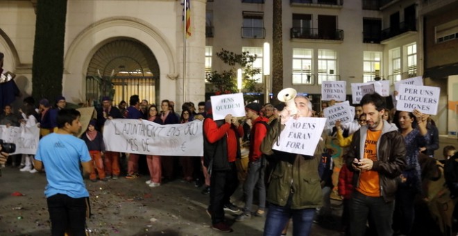 Veïns de Badalona protesten a l'exterior de l'Ajuntament contra la pretensió del fons Lazora d'incrementar-los el lloguer.