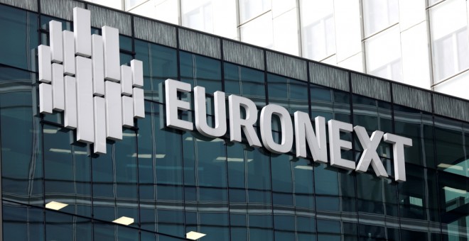 El logo del operador de bolsas paneuropeo Euronext en un edificio en La Defense, el distrito financiero cercano a París. REUTERS/Charles Platiau