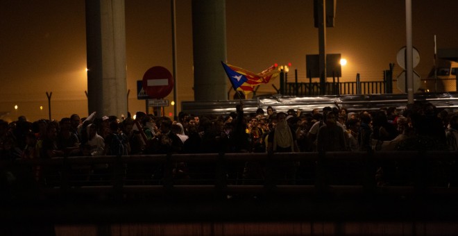 Manifestants a l'aeroport del Prat el passat 14 d'octubre, en la primera acció del Tsunami Democràtic. EUROPA PRESS / DAVID ZORRAKINO