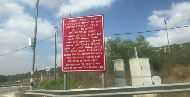 En la entrada de cada ciudad palestina, Israel instala cárteles en los que advierte del peligro de entrar en territorio palestino./ Sara Moreno