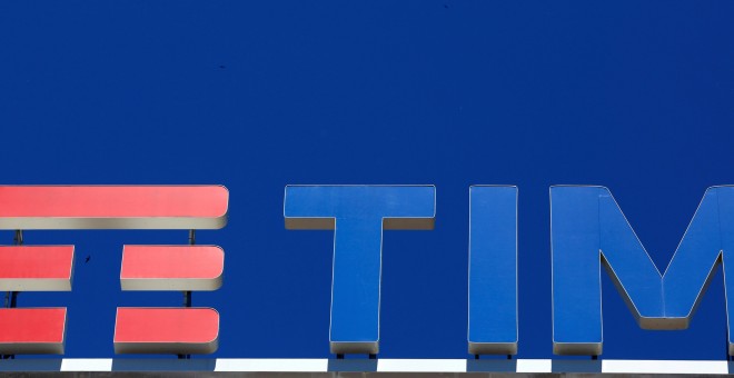 El logo de Telecom Italia, e lo alto de un edificio en Milán (Italia). REUTERS/Stefano Rellandini