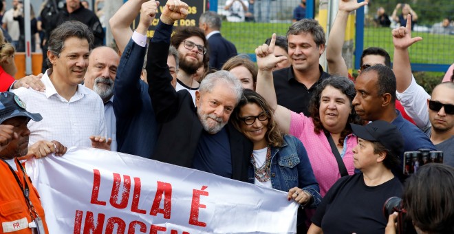 08/11/2019 - El expresidente brasileño Luiz Inácio Lula da Silva sale de la cárcel . / REUTERS