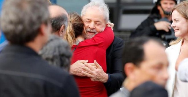 El expresidente brasileño Lula da Silva sale de la cárcel donde cumplía una condena por corrupción. EFE/Hedeson Alves