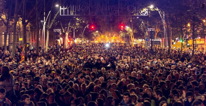 La plataforma Tsunami Democràtic ha movilizado esta tarde a miles de personas, 7.000 según la Guardia Urbana, en el centro de Barcelona en la jornada de reflexión. (ENRIC FONTCUBERTA | EFE)