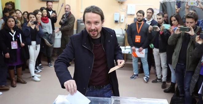 El líder de Unidas Podemos Pablo Iglesias deposita su voto en la localidad madrileña de Galapagar. EFE