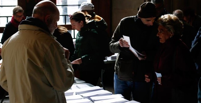 Votants en un col·legi de Barcelona. EFE / QUIQUE GARCÍA
