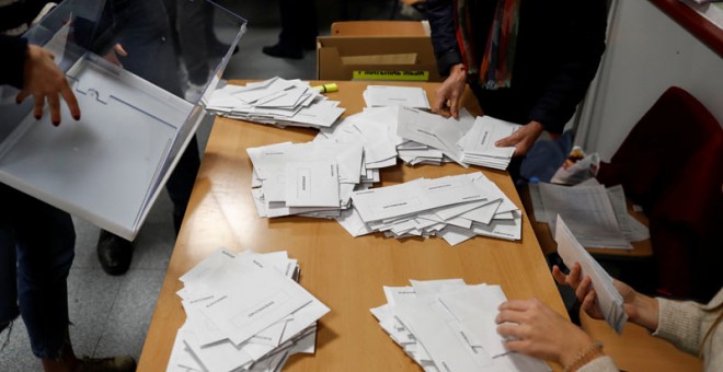 Recuento de votos en un colegio electoral de Madrid. (REUTERS)