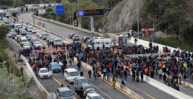 El tall de l'AP-7 a la frontera francesa convocat pel Tsunami Democràtic. EFE / ALEJANDRO GARCÍA.