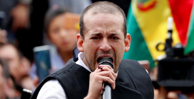 Luis Fernando Camacho, instigador del golpe, hablando frente a sus simpatizantes. / Reuters