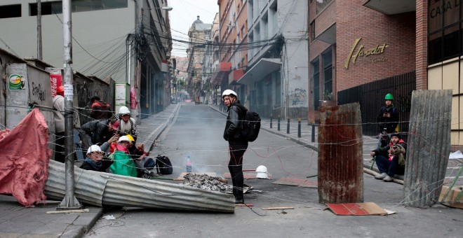 Manifestantes contra Evo Morales cortan una calle en La Paz. / Reuters