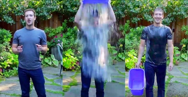 Mark Zuckenberg, fundador de Facebook, participando en la campaña 'Ice bucket challenge' para concienciar sobre la ELA.