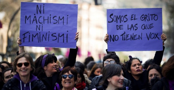 Carteles feministas en San Sebastián durante el 8M / EFE