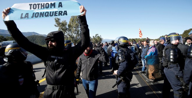 11/11/2019 - Manifestantes cortan la AP-7 bloqueando la frontera con Francia. / REUTERS -RAFAEL MARCHANTE