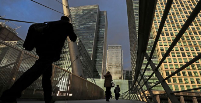 Varias personas en el distrito financiero de Canary Wharf de Londres. REUTERS/Simon Dawson