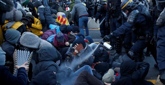 La Gendarmeria llança gas lacrimogen directament a la cara dels asseguts del Tsunami Democràtic. Reuters / Rafael Marchante
