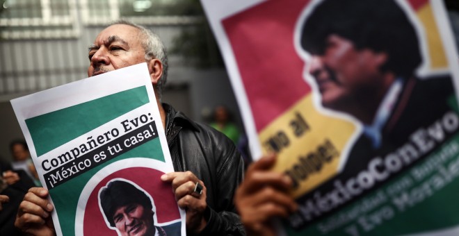 Un manifestante sostiene una pancarta en apoyo a Evo Morales. REUTERS