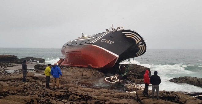 Imagen del pesquero 'Divina del Mar', varado esta noche cerca de Castro de Baroña./ Salvamento Marítimo