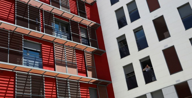 Un hombre habla por teléfono en un complejo de apartamentos en Madrid. REUTERS/Susana Vera
