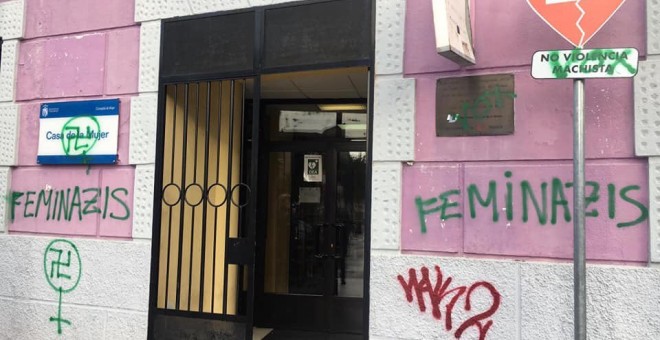 Pintadas fascistas en la fachada de la Casa de la Mujer de Fuenlabrada