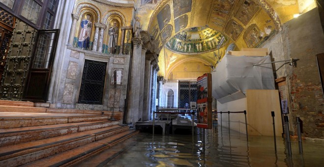 Una visión general del nártex de la Basílica de San Marco, dañada por las inundaciones en Venecia. EFE / ANDREA MEROLA