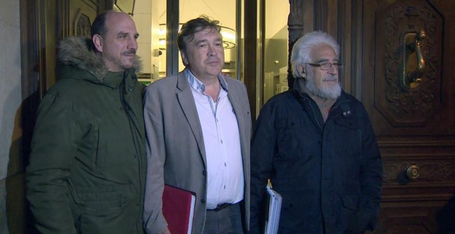 Imagen tomada de televisión del diputado electo de Teruel Existe, Tomás Guitarte (en centro de la fotografía). - EFE