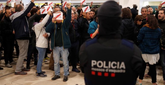 La concentració dels CDR a l'estació de Sants. EFE / TONI ALBIR.