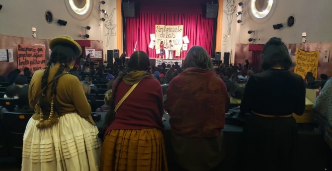 Varias mujeres asisten a la primera sesión del Parlamento de las Mujeres en La Paz, Bolivia.