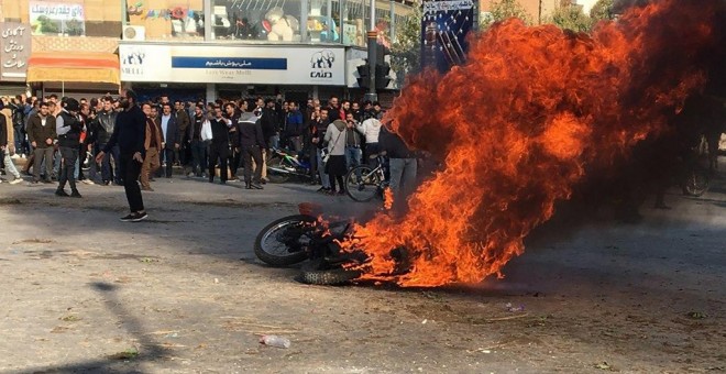 Protestas en Irán por la subida del precio de la gasolina. / AFP
