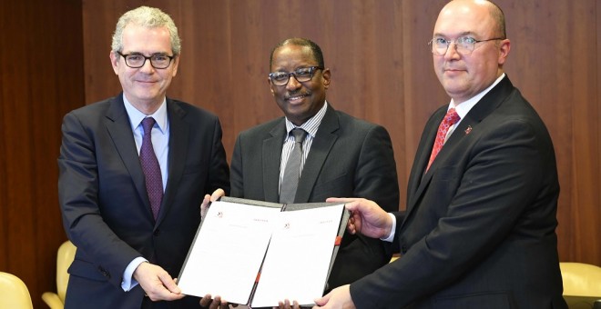 El presidente de Inditex, Pablo Isla (i), el secretario general de la federación internacional de sindicatos IndustriAll Global Union, Valter Sanches (d), y el director general adjunto de Programas Exteriores y Alianzas de la OIT, Moussa Oumarou, con la r