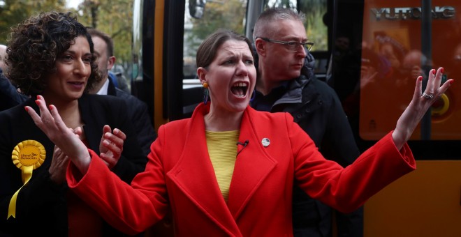 La líder demócrata liberal de Gran Bretaña, Jo Swinson, acompañada por Humaira Ali, candidata de los demócratas liberales por Bermondsey y Old Southwark, durante la campaña.- REUTERS