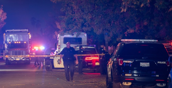 17/11/2019.- Una agente de Policía trabaja alrededor de la zona del tiroteo en Fresno, California.MAS OVALLE