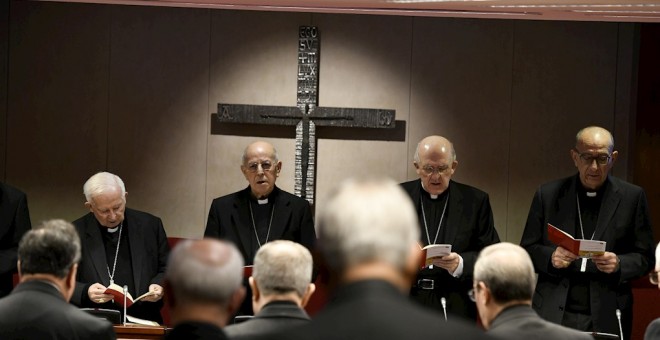 El presidente de la Conferencia Episcopal Española (CEE), Ricardo Blázquez (c-i) y el cardenal y arzobispo de Madrid, Carlos Osoro (c-d) inauguran la asamblea plenaria de los obispos que se celebra en Madrid. EFE/Víctor Lerena