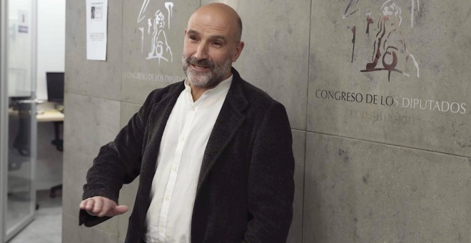 El diputado de BNG Nestor Rego, hace declaraciones a los periodistas en los pasillo del Congreso tras la reunión que ha mantenido con la portavoz parlamentaria socialista, Adriana Lastra, dentro de los contactos del PSOE con otros partidos para recabar ap