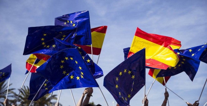 Imagen de archivo de banderas españolas y de la UE.  JORGE ZAPATA (EFE)