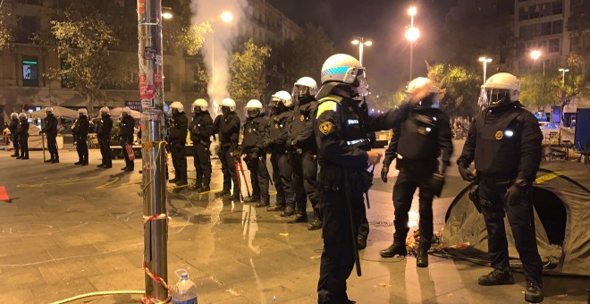 Agents de la Guàrdia Urbana durant el desallotjament de la plaça Universitat de Barcelona. @fatimallambrich