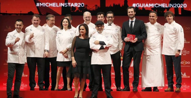 Los cocineros lusos y españoles con tres estrellas Michelín posan durante la presentación de la Guía Michelín España y Portugal 2020. /EFE